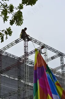 悬挂户外广告图片