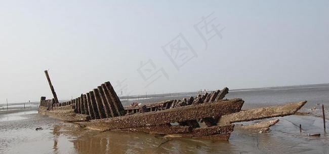 海滩沉浸的鱼船图片