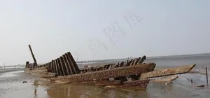 海滩沉浸的鱼船图片
