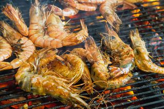 烧烤架上的烤虾