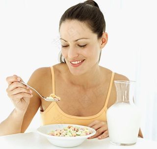 喝牛奶吃营养早餐的美女图片