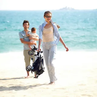 海边玩耍的家人图片