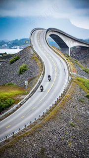 桥上骑摩托车的人高清摄影图片