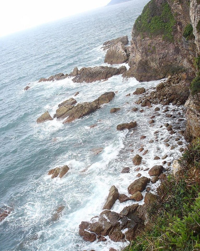 海浪拍岸图片