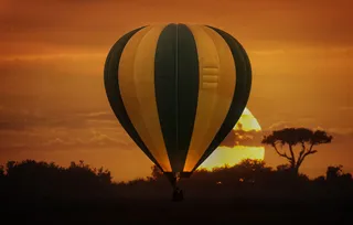 准备降落的热气球与日落风景