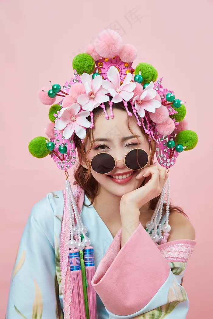 国潮华冠头饰中国风美女眨眼写真