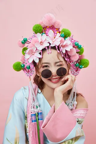 国潮华冠头饰中国风美女眨眼写真