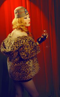 穿豹纹皮草的美女图片