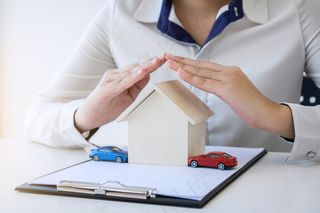 手拿储钱罐金币货币 理财保障商务金融财富增长主题