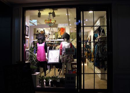 服装店的橱窗图片