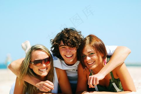 微笑沙滩人物图片