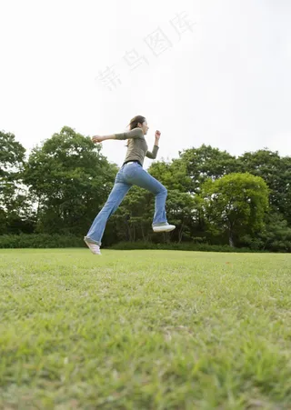 草地上跑步的美女图片