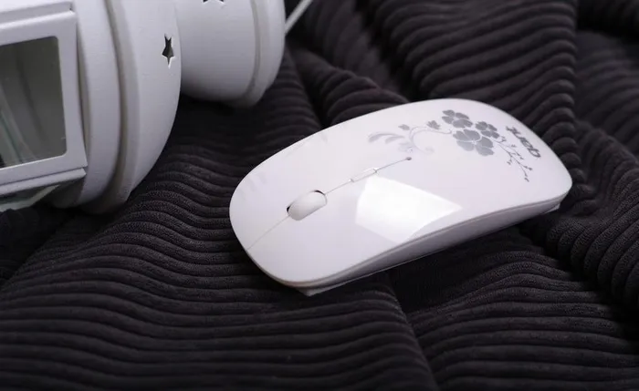 红色鼠标场景拍摄图片