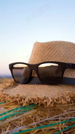 草帽和眼镜高清摄影图片