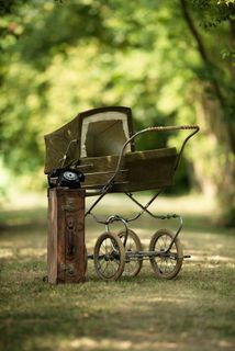 老式电话与老式婴儿车