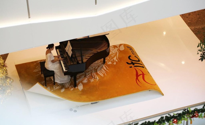 弹钢琴美女图片