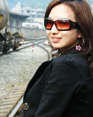 铁路女人落寞图片