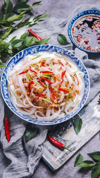 美食诱惑辣椒河粉高清摄影图片