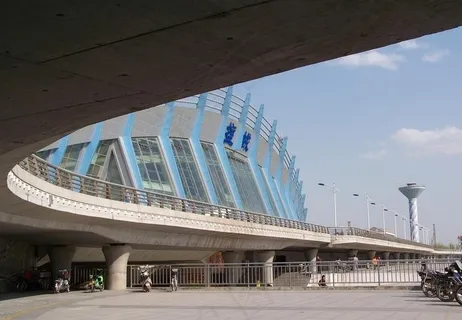 大弯相框里的火车站图片