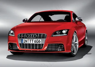 红色奥迪商务车