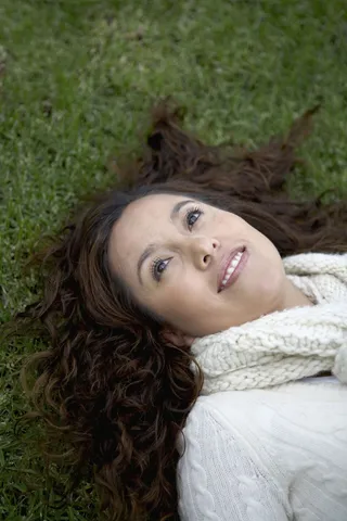 躺在草地上的女人图片