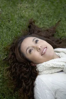 躺在草地上的女人图片 躺在草地上的女人图片