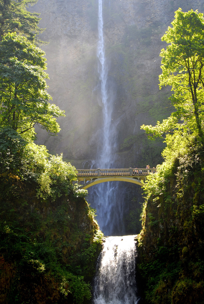 瀑布与拱桥风景