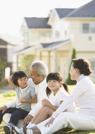 坐在草坪上的祖孙四人图片