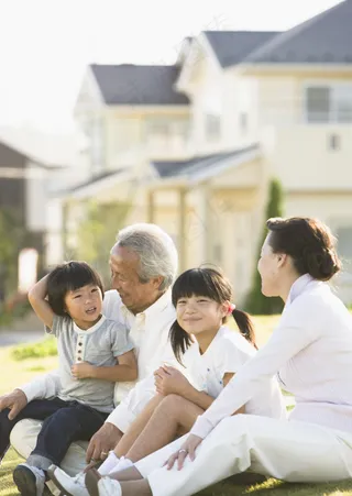 坐在草坪上的祖孙四人图片