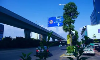 地铁列车与城市建筑图片