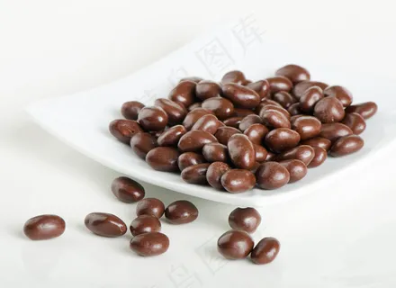 餐盘中的巧克力豆