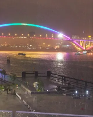 上海世博会黄浦江夜景图片