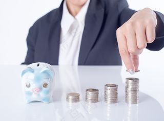 手拿储钱罐金币货币 理财保障商务金融财富增长主题