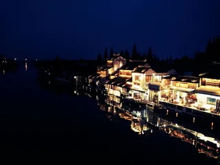 江南水乡朱家角古镇夜景图图片