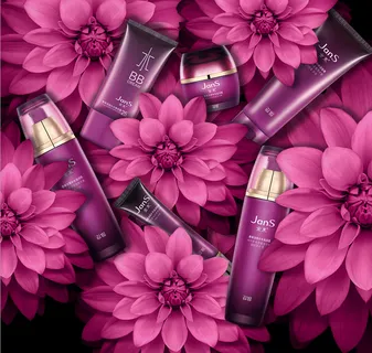 梅红色花型化妆品护肤海报