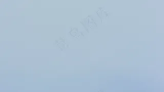 慢动作的蓝色和黄色的白色油漆飞溅股...