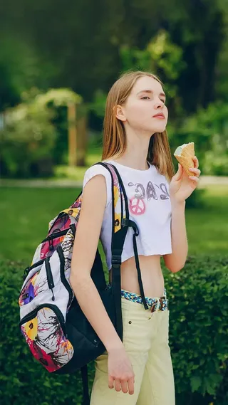 挎着背包的外国美女高清摄影图片