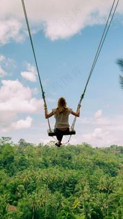 荡秋千的女人高清摄影图片