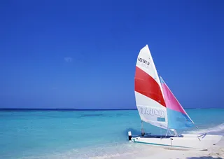 夏威夷海边帆船高清素材图