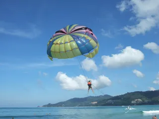 水上降落伞图片