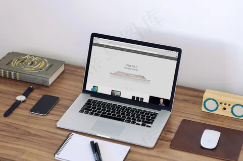 工作区中的MacBook MockUp