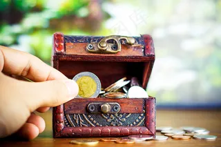 手拿储钱罐金币货币 理财保障商务金融财富增长主题