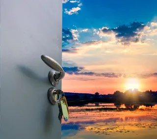 黄昏美景与门锁钥匙