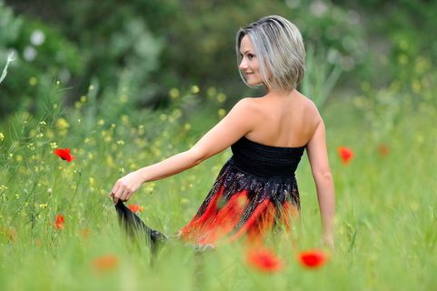 草地上美女图片