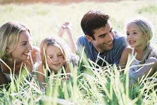 趴在草地上的一家四口图片