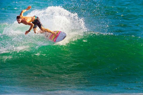 海面上冲浪的男人