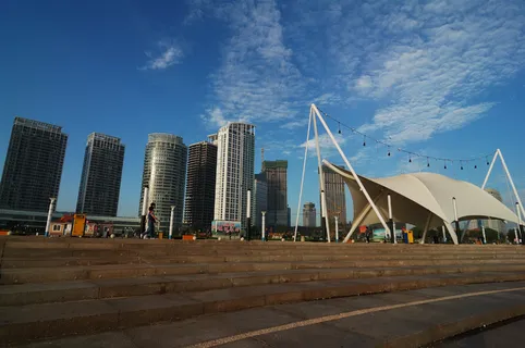 站在海滩上回望海滨广图片