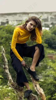 穿着黄色衣服的外国美女高清摄影图片