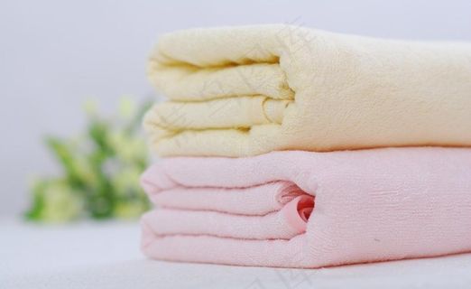叠放整齐的毛巾图片