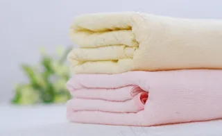 叠放整齐的毛巾图片